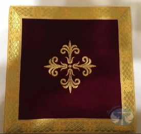 Roman Fiddleback Vestments - Gold &amp; Red